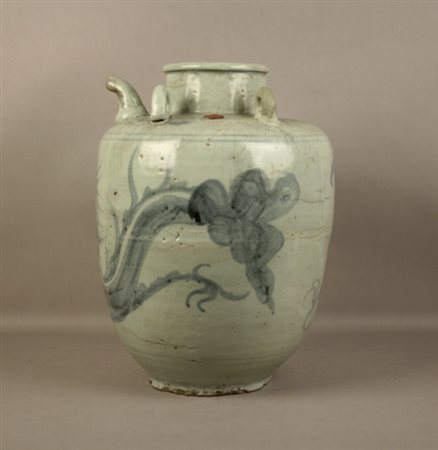 Firmato, datato. Vaso con versatoio in ceramica smaltata bianca e blu. Cina....