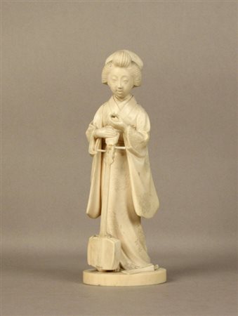 Firmato, datato. Scultura in avorio raff. ''SUONATRICE DI LIUTO''. Marcata...