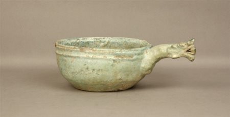 Firmato. Antica ciotola in ceramica smaltata verde con manico a testa di...