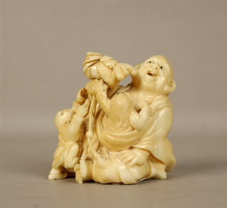 Firmato, datato. Scultura in avorio raff. ''BUDDHA CON BAMBINI''. Cina. Fine...