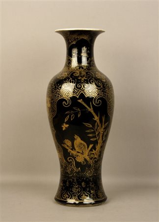 Vaso in porcellana fondo nero con decorazioni in oro zecchino. Lievi difetti...
