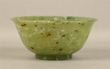 Coppa scavata in giada. Fine XIX-inizi XX secolo. Mis. Alt. cm. 5,5 Diam. cm....