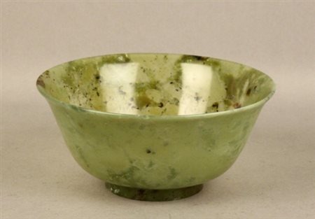 Firmato. Coppa scavata in giada. Fine XIX-inizi XX secolo. Mis. Alt. cm. 5,5...