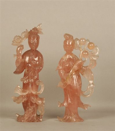 Firmato, datato. Due sculture in giada rosa raff. ''FIGURE FEMMINILI''. Cina....