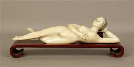 Firmato, datato. Scultura in avorio raff. ''DONNA DISTESA''. Usata per le...