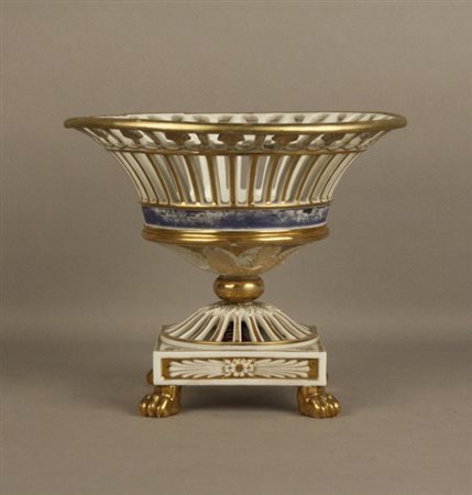 Firmato, datato. Alzatina a cesto in ceramica con decori in oro. Periodo...