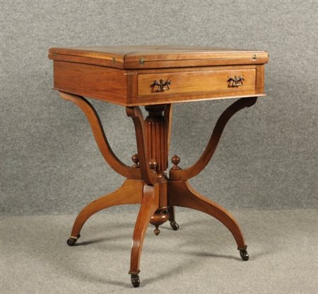 Tavolino da gioco a fazzoletto in legno di noce con gamba centrale e un...