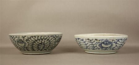 Firmato, datato. Due ciotole in porcellana smaltata bianca e blu. Cina. Fine...