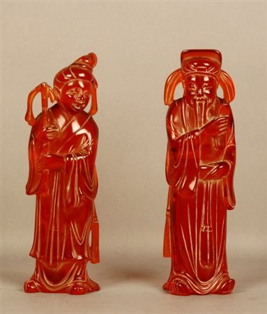 Firmato. Due sculture in resina naturale raff. ''PERSONAGGI''. Cina. Inizi XX...