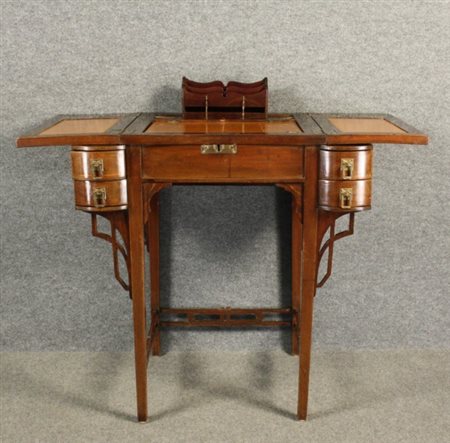 Firmato. Piccolo scrittoio lastronato in mogano con piano richiudibile...