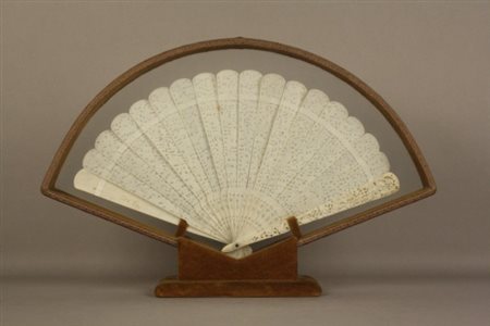 Firmato, datato. Ventaglio in osso intagliato e traforato. Cina. Inizi XX...