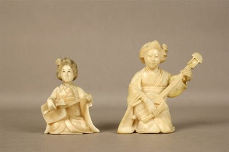 Firmato. Due sculture in avorio raff. ''SUONATRICI DI LIUTO''. Cina. Inizi XX...