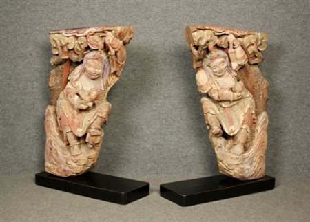 Firmato. Coppia di fregi in legno intagliato e laccato con personaggi. Cina....