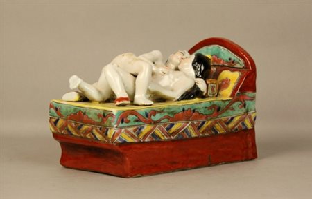 Firmato, datato. Scultura in porcellana smaltata raff. ''SCENA EROTICA''....