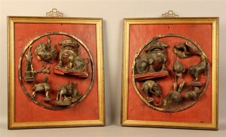 Firmato, datato. Coppia di altorilievi in legno laccato, dorato e intagliato...