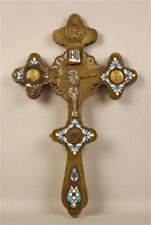 Crocifisso in bronzo con smalti. Russia. XVIII secolo. Mis. Lung. cm. 19 Alt....