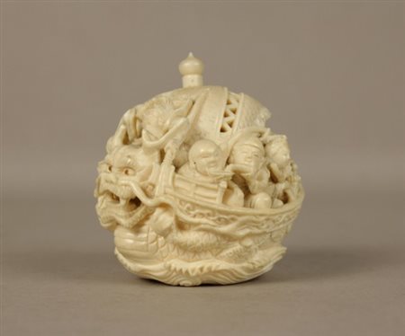 Importante netsuke in avorio raff. ''BARCA CON PERSONAGGI''. Cina. Fine XIX...