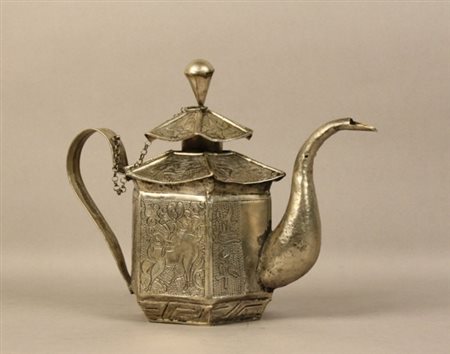 Firmato. Teiera a forma di pagoda in argento cesellato. Cina. Inizi XX...