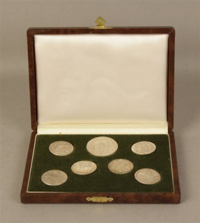 Firmato, datato. Cofanetto contenente sette medaglie in argento raff....