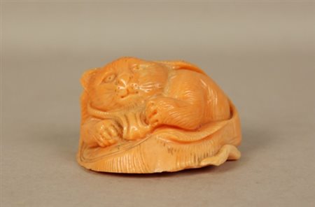 Firmato, datato. Scultura in corallo raff. ''GATTO'', gr. 70. Cina. XX...