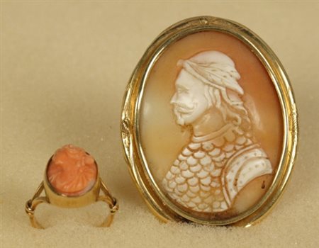Firmato. Lotto composto da un anello in oro giallo con corallo a cammeo e una...