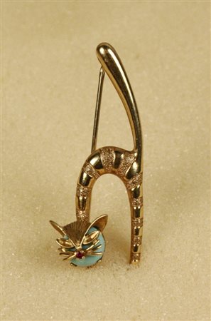 Firmato, datato. Spilla in oro giallo con turchese a forma di gatto, gr. 7....