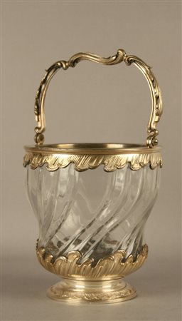 Firmato. Portaghiaccio in cristallo con finimenti in argento sbalzato....