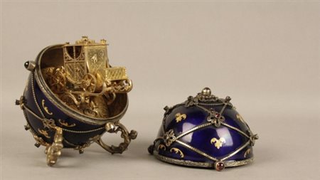 Firmato, datato. Uovo in argento smaltato blu con decori in oro e pietre dure...