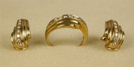 Firmato, datato. Parure composta da un anello e due orecchini in oro giallo e...