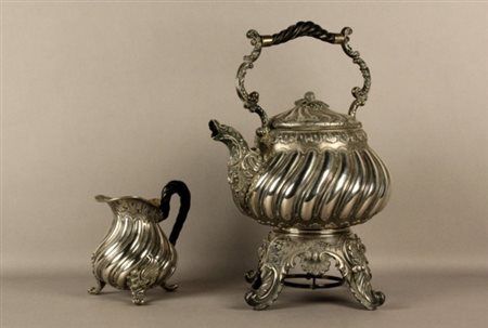 Firmato, datato. Servizio composto da un samovar e una lattiera in argento...