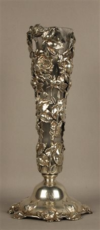 Firmato, datato. Vaso in argento sbalzato e traforato con contenitore di...