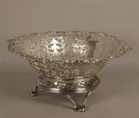 Firmato, datato. Alzata in argento cesellato, sbalzato e traforato, gr. 540....