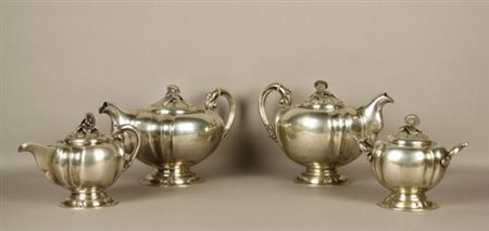 Firmato. Servizio in argento composto da una teiera, una caffettiera, una...