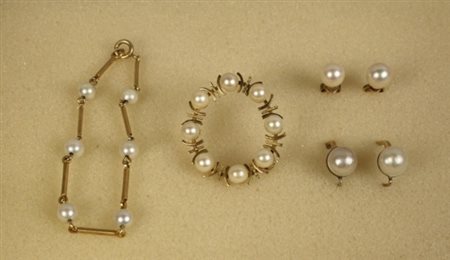 Firmato. Lotto composto da due coppie di orecchini, una spilla e un bracciale...