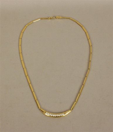 Firmato, datato. Girocollo in oro giallo e diamanti, gr. 21, ct. 21. XX secolo.