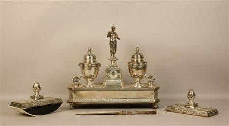 Firmato, datato. Importante calamaio in argento finemente cesellato,...