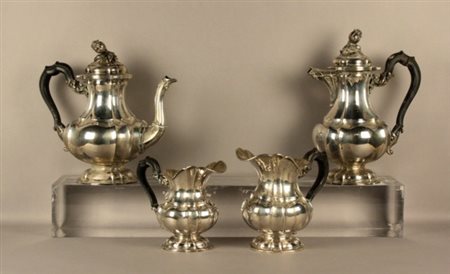 Firmato, datato. Servizio in argento sbalzato e cesellato composto da una...