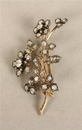 Firmato. Spilla a ramoscello in oro giallo e diamanti, gr. 27, kt 6. Inizi XX...
