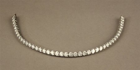 Datato. Bracciale tennis in oro bianco con quarantaquattro diamanti taglio...
