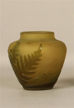 Firmato, datato. GALLE' EMILE - Nancy (Francia), 1846-1904. Vasetto in vetro...