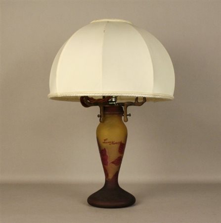 Firmato, datato. Lampada in vetro giallo doppiato con vetro violaceo acidato...