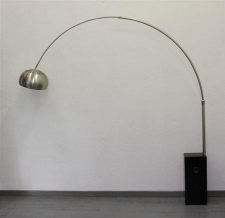 Firmato. CASTIGLIONI. Lampada da terra ad arco con basamento in marmo nero....