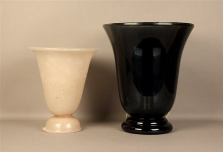 Firmato. Due lampade da tavolo a tromba in vetro lavorato a caldo....