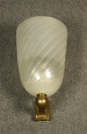 Firmato, datato. Applique a coppa in vetro lavorato a caldo. Realizzata da...