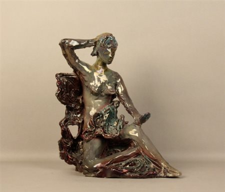 Firmato, datato. Scultura in ceramica a lustro raff. ''MODELLA IN POSA''....