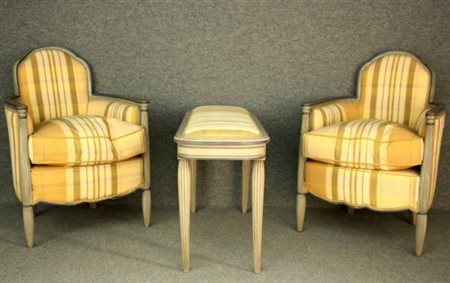 Firmato, datato. Due poltrone a pozzetto e una panchetta in legno laccato con...