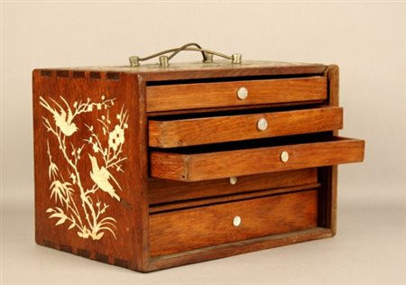 Firmato. Piccolo mobiletto da viaggio in legno di noce intarsiato in osso con...