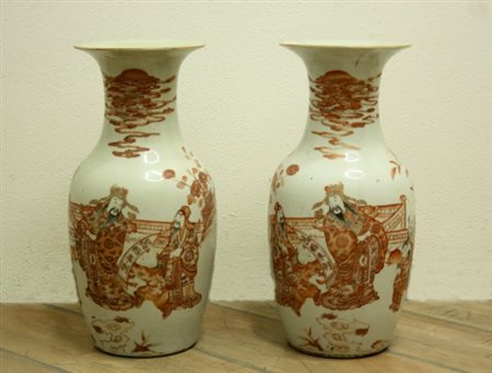 Firmato, datato. Coppia di vasi a tromba in porcellana dipinta con scene di...