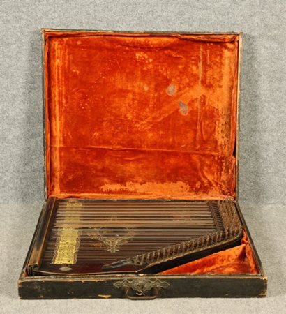 Firmato. Cetra con stemma della Svizzera e decorazioni varie. Firmata R....