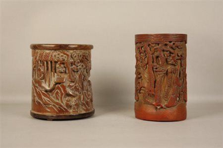 Firmato, datato. Due portapennelli in bamboo intagliato. Cina. Inizi XX...